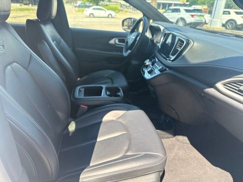 Used 2024 Chrysler Pacifica Limited FWD image 37