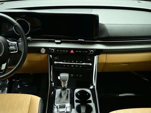 Certified 2022 Kia Carnival EX image 37