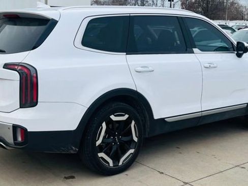 Used 2024 Kia Telluride EX w/ EX Captain's Chair Package image 3