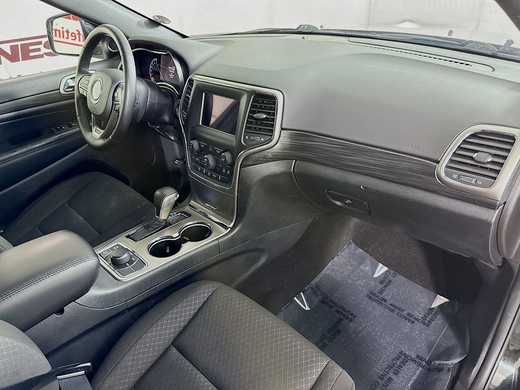 Used 2021 Jeep Grand Cherokee Laredo AWD/4WD image 33