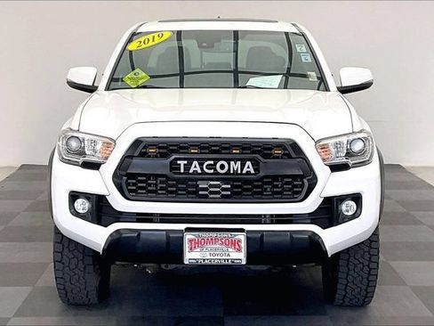 Used 2019 Toyota Tacoma TRD Off-Road w/ TRD Premium Off Road Package AWD/4WD image 2