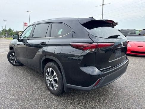 Used 2024 Toyota Highlander XLE AWD/4WD image 3