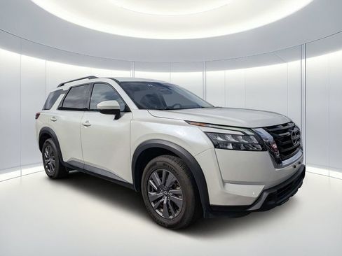 Used 2024 Nissan Pathfinder SV FWD image 2