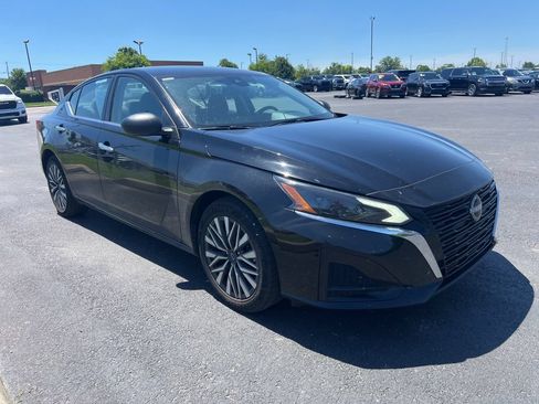 Used 2024 Nissan Altima 2.5 SV FWD image 2