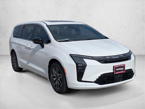 New 2027 Chrysler Pacifica Limited FWD image 3