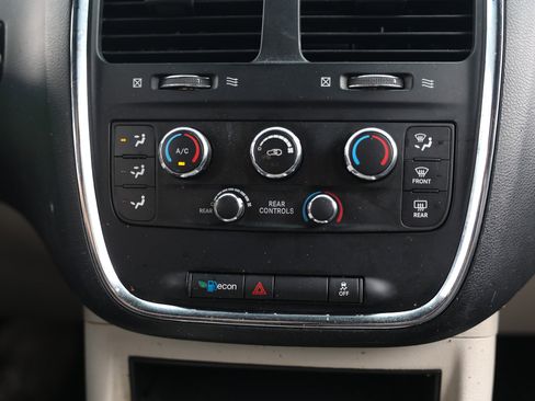 Used 2018 Dodge Grand Caravan SXT FWD image 35