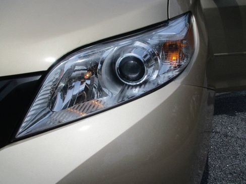 Used 2012 Toyota Sienna FWD image 31