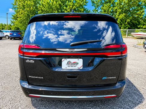Used 2023 Chrysler Pacifica Touring-L FWD image 7