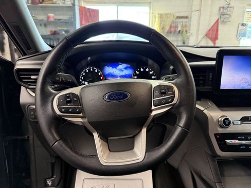 Used 2022 Ford Explorer XLT image 11