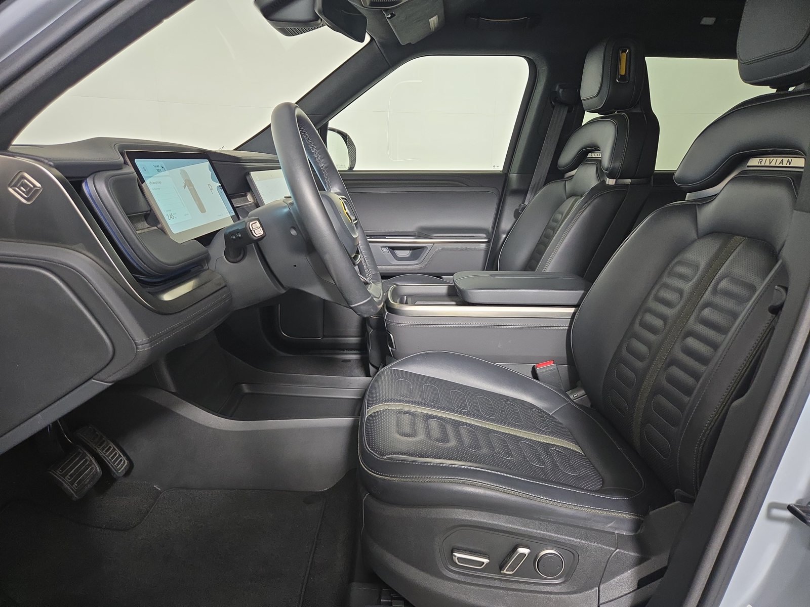 Used 2025 Rivian R1S Adventure Dual AWD/4WD image 20