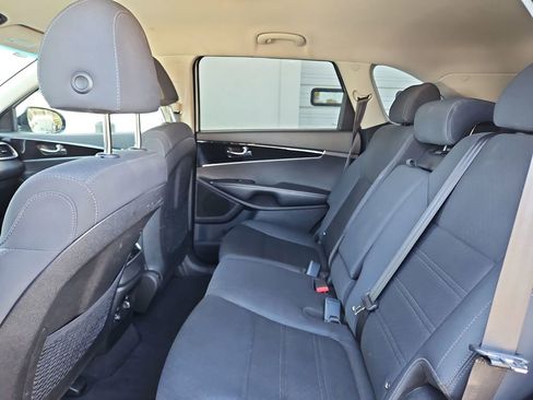 Used 2019 Kia Sorento LX image 24