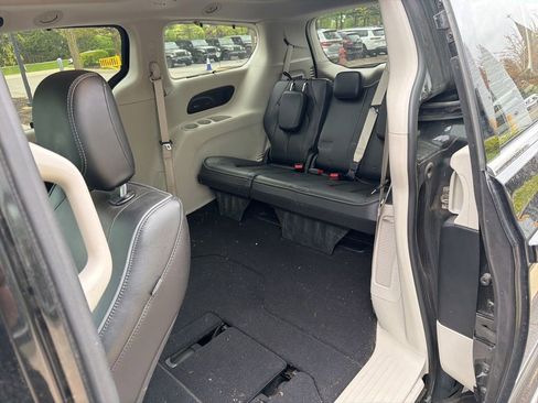 Used 2017 Chrysler Pacifica Limited w/ Advanced Safetytec Group FWD image 10