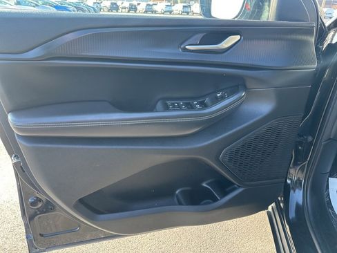 Used 2023 Jeep Grand Cherokee L Laredo image 11