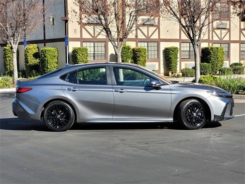 Used 2025 Toyota Camry SE image 4