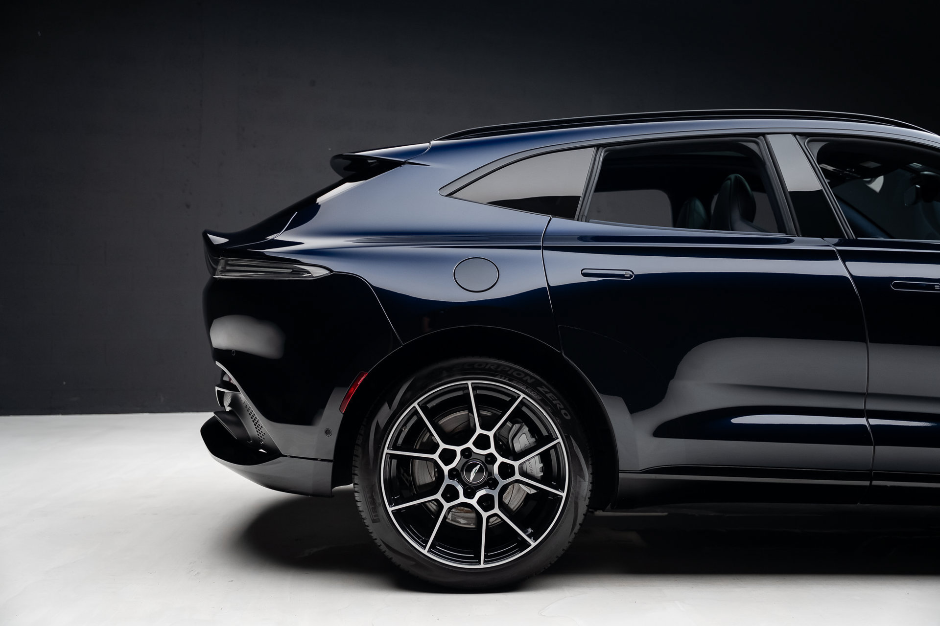 Used 2021 Aston Martin DBX AWD/4WD image 35