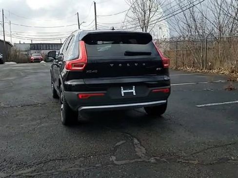 Used 2025 Volvo XC40 B5 Core image 9