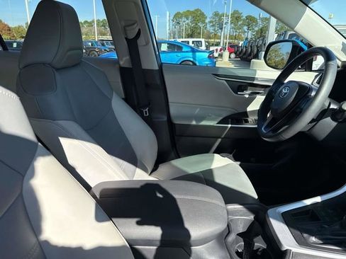 Used 2020 Toyota RAV4 XLE Premium image 10