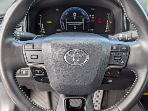 Used 2025 Toyota Camry SE FWD image 18