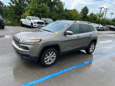 Used 2017 Jeep Cherokee Latitude w/ Comfort/Convenience Group AWD/4WD image 13