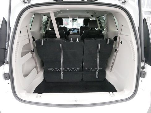 Used 2024 Chrysler Pacifica Touring-L image 18