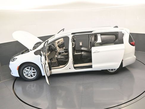 Used 2023 Chrysler Pacifica Touring-L image 67
