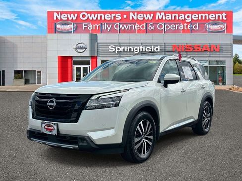 Used 2023 Nissan Pathfinder Platinum AWD/4WD image 2