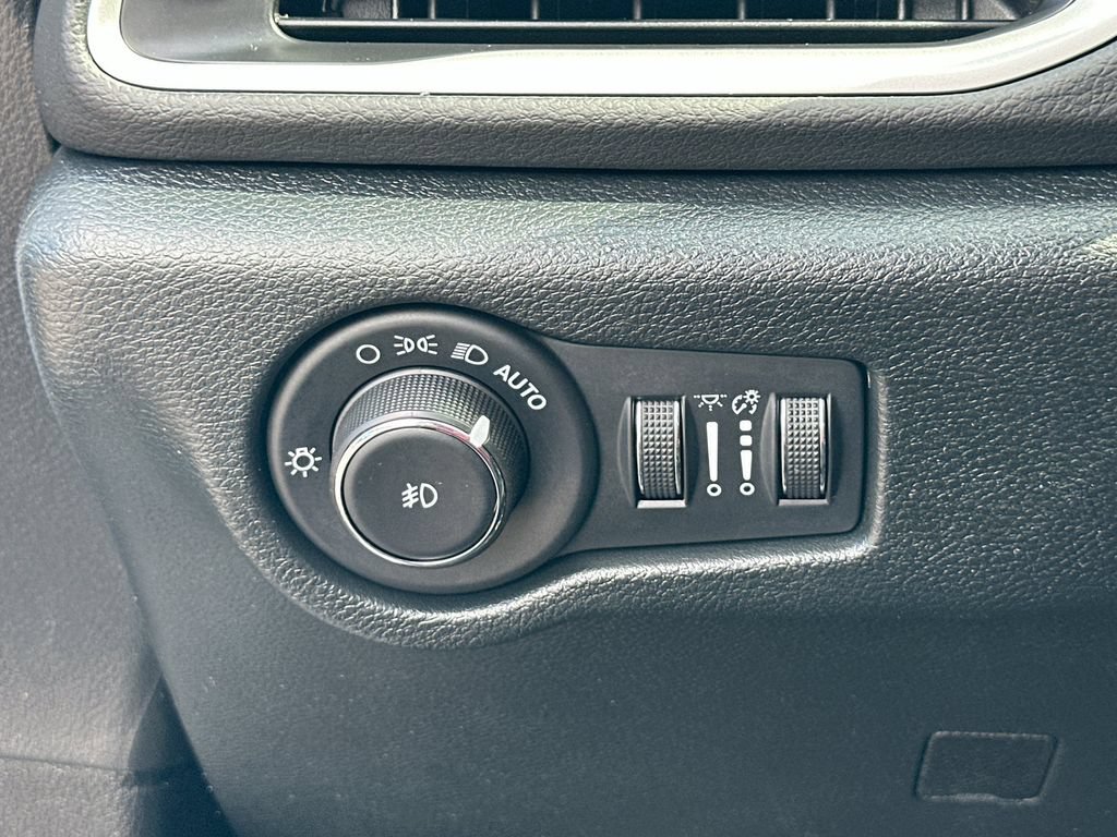 Used 2025 Chrysler Pacifica Select FWD image 10