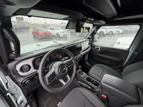 Used 2024 Jeep Wrangler Unlimited Sahara w/ Technology Group AWD/4WD image 7