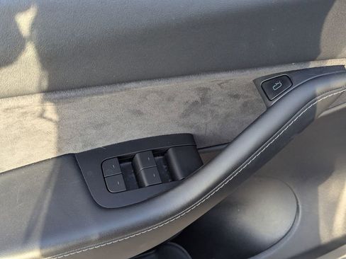 Used 2022 Tesla Model Y Long Range image 24