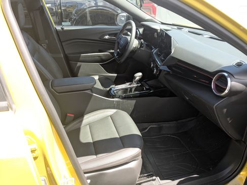 Used 2025 Chevrolet Trax RS w/ Sunroof Package FWD image 33
