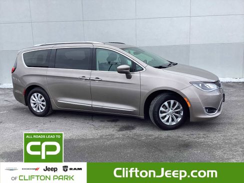 Certified 2018 Chrysler Pacifica Touring-L Plus image 1