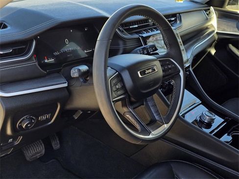 Used 2023 Jeep Grand Cherokee Limited image 21