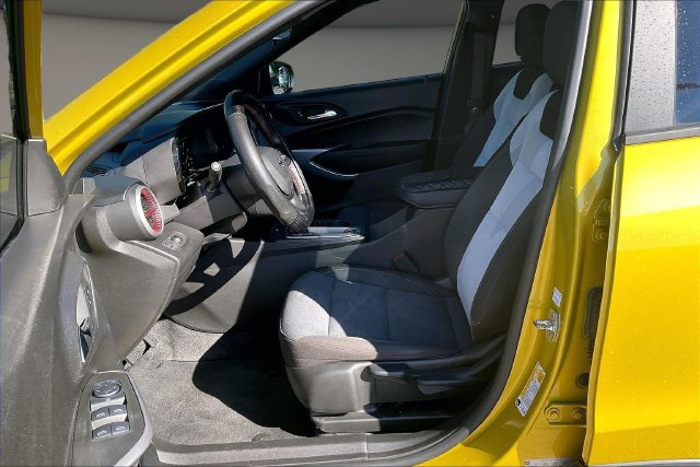 Used 2024 Chevrolet Trax RS w/ Sunroof Package FWD image 23