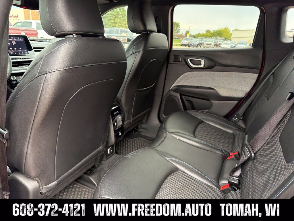 Used 2025 Jeep Compass Latitude w/ Sun & Sound Group AWD/4WD image 25