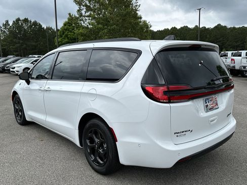New 2024 Chrysler Pacifica Premium image 5