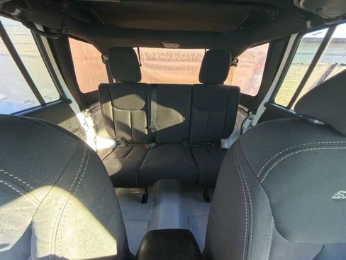 Used 2016 Jeep Wrangler Unlimited Sahara w/ Connectivity Group image 28