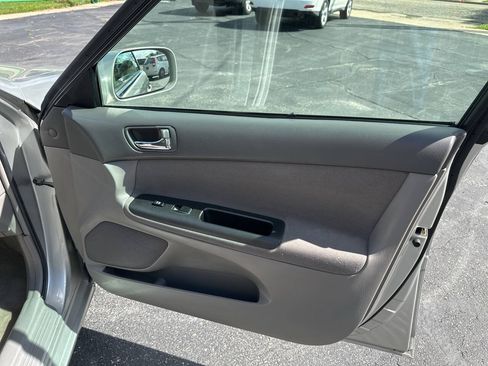 Used 2005 Toyota Camry LE FWD image 12