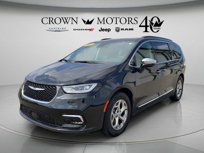 Used 2023 Chrysler Pacifica Limited w/ Uconnect Theater Family Group