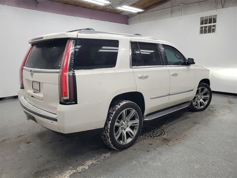 Used 2015 Cadillac Escalade Luxury image 3