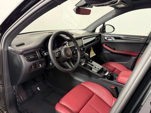 Certified 2026 Porsche Macan AWD/4WD image 4
