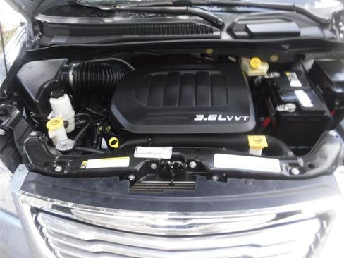 Used 2012 Chrysler Town & Country Touring-L w/ Premium Group FWD image 20
