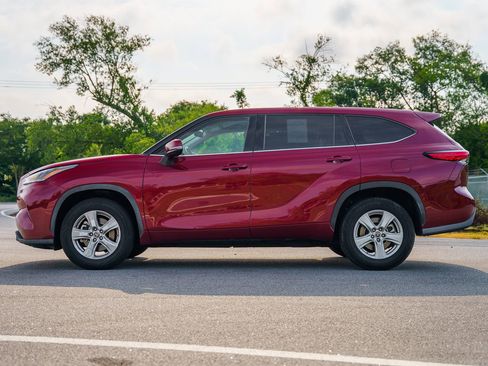 Used 2022 Toyota Highlander LE FWD image 6