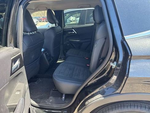 Used 2025 Mitsubishi Outlander SE image 6