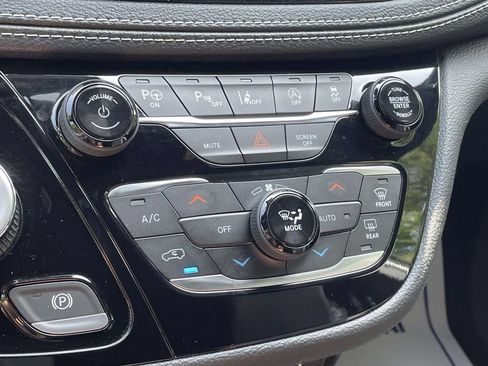Used 2023 Chrysler Pacifica Touring-L w/ S Appearance Package FWD image 30