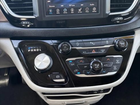Used 2019 Chrysler Pacifica Touring-L FWD image 21