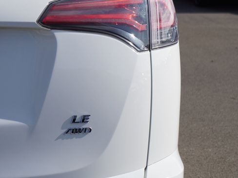 Used 2018 Toyota RAV4 LE image 10