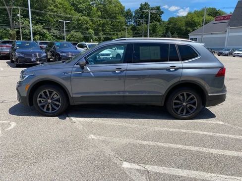 Certified 2023 Volkswagen Tiguan SE w/ Panoramic Sunroof Package AWD/4WD image 8