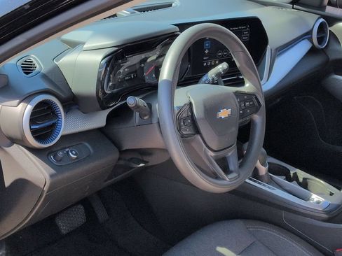 Used 2024 Chevrolet Trax LS w/ LS Convenience Package FWD image 11
