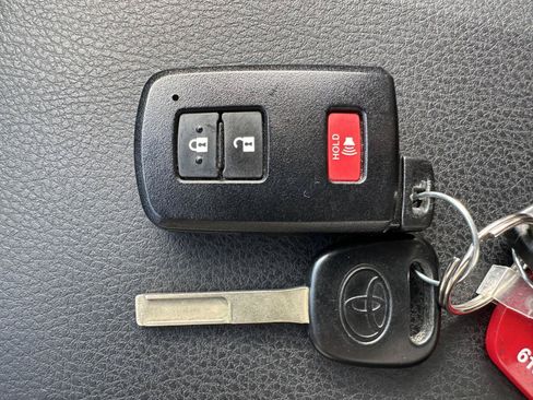 Used 2017 Toyota Tacoma TRD Off-Road w/ Tow Package (A/T) AWD/4WD image 14