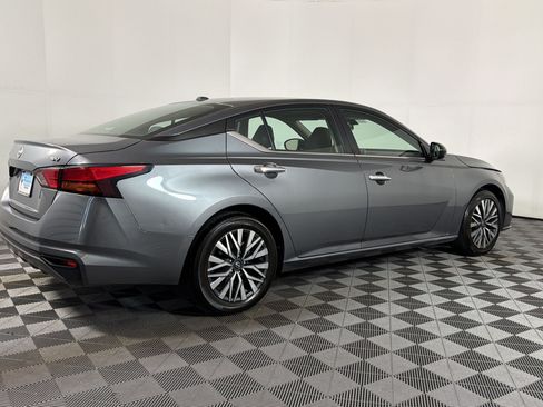 Used 2024 Nissan Altima 2.5 SV FWD image 7